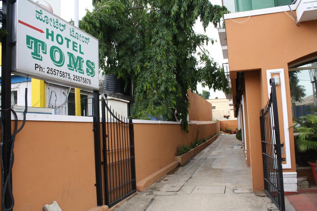 Tom'S Hotel Bangalore Buitenkant foto