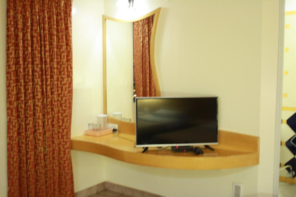 Tom'S Hotel Bangalore Buitenkant foto