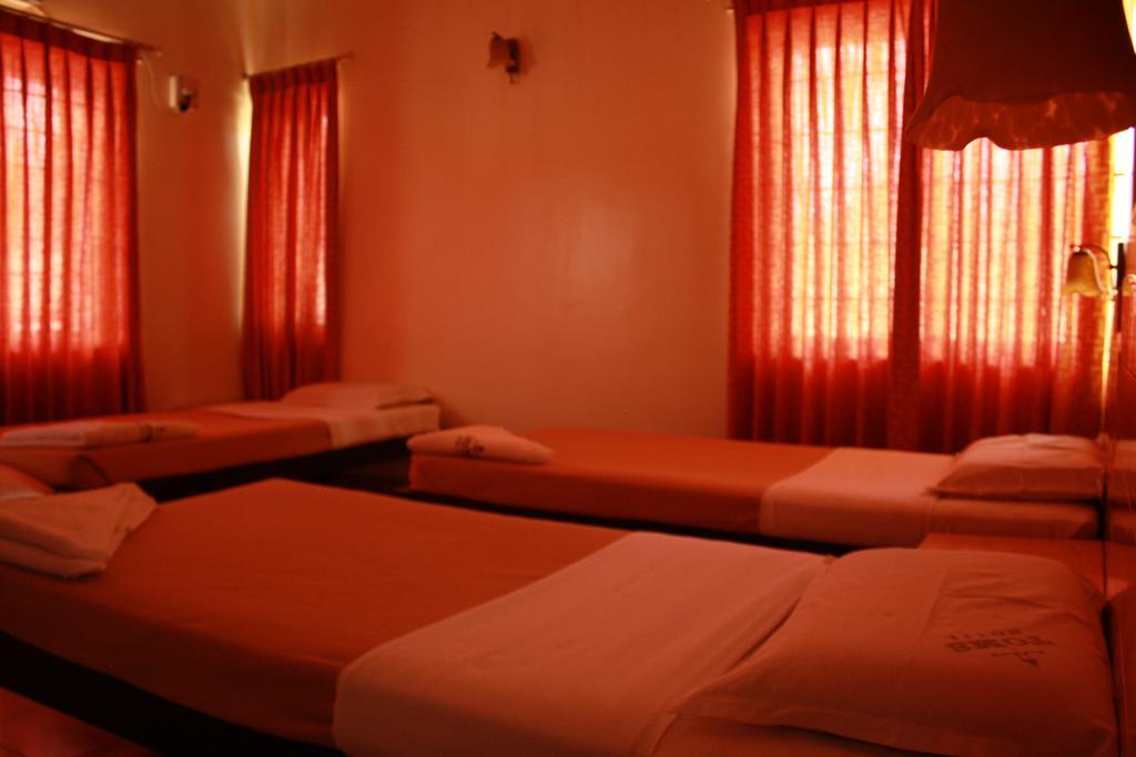 Tom'S Hotel Bangalore Buitenkant foto