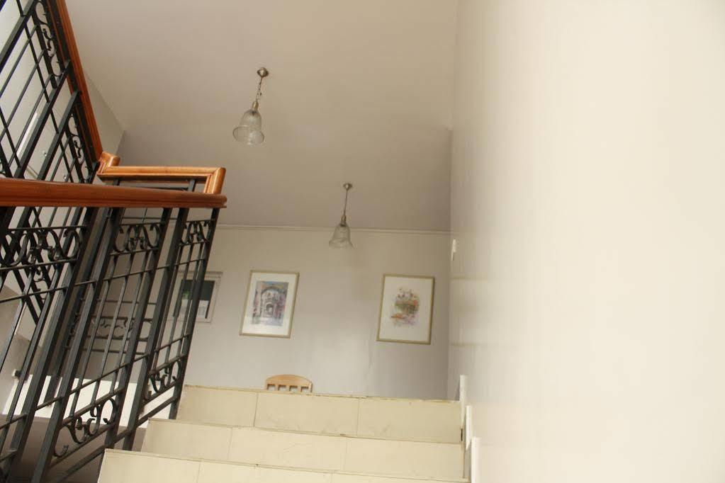 Tom'S Hotel Bangalore Buitenkant foto