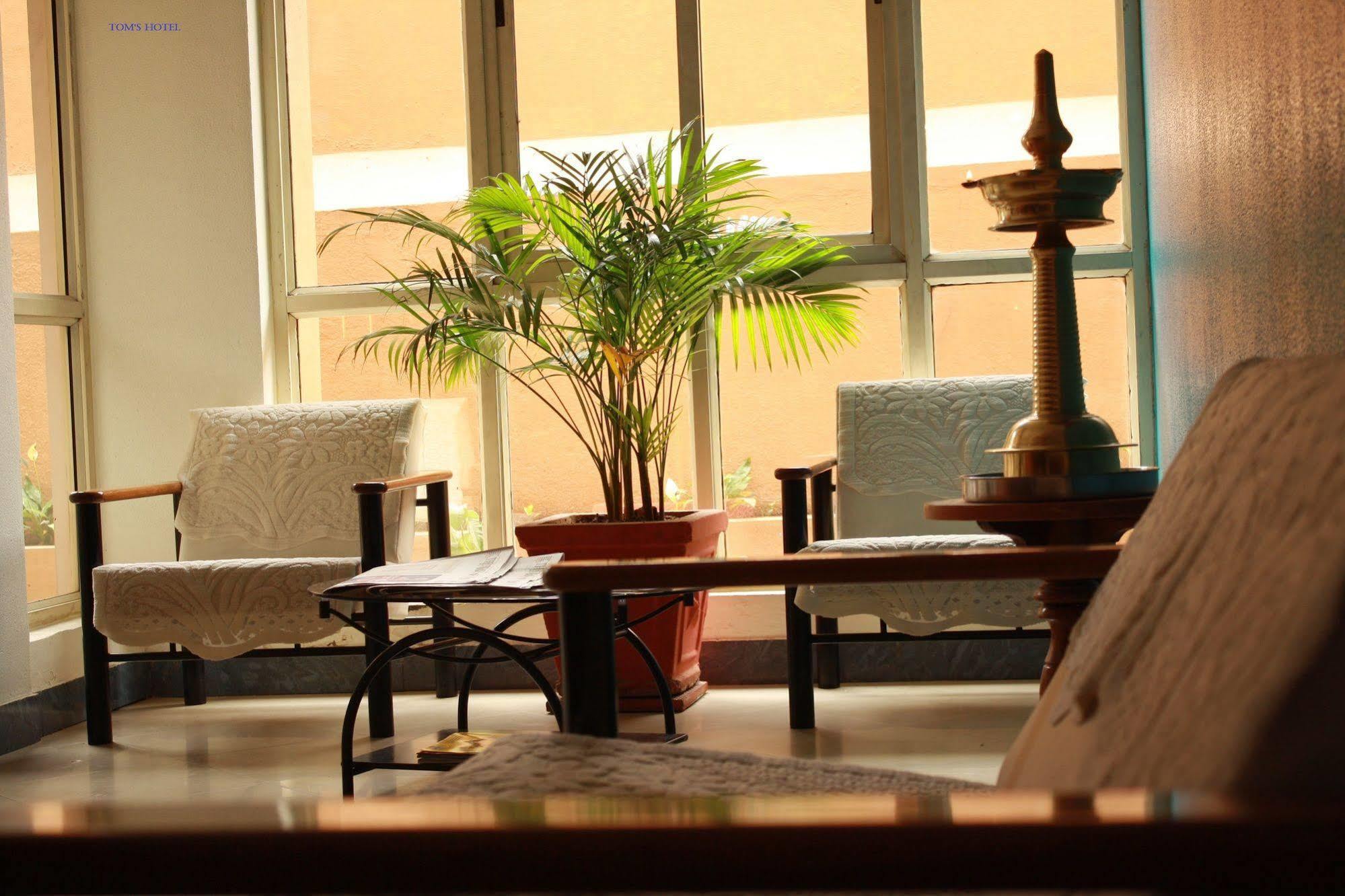 Tom'S Hotel Bangalore Buitenkant foto