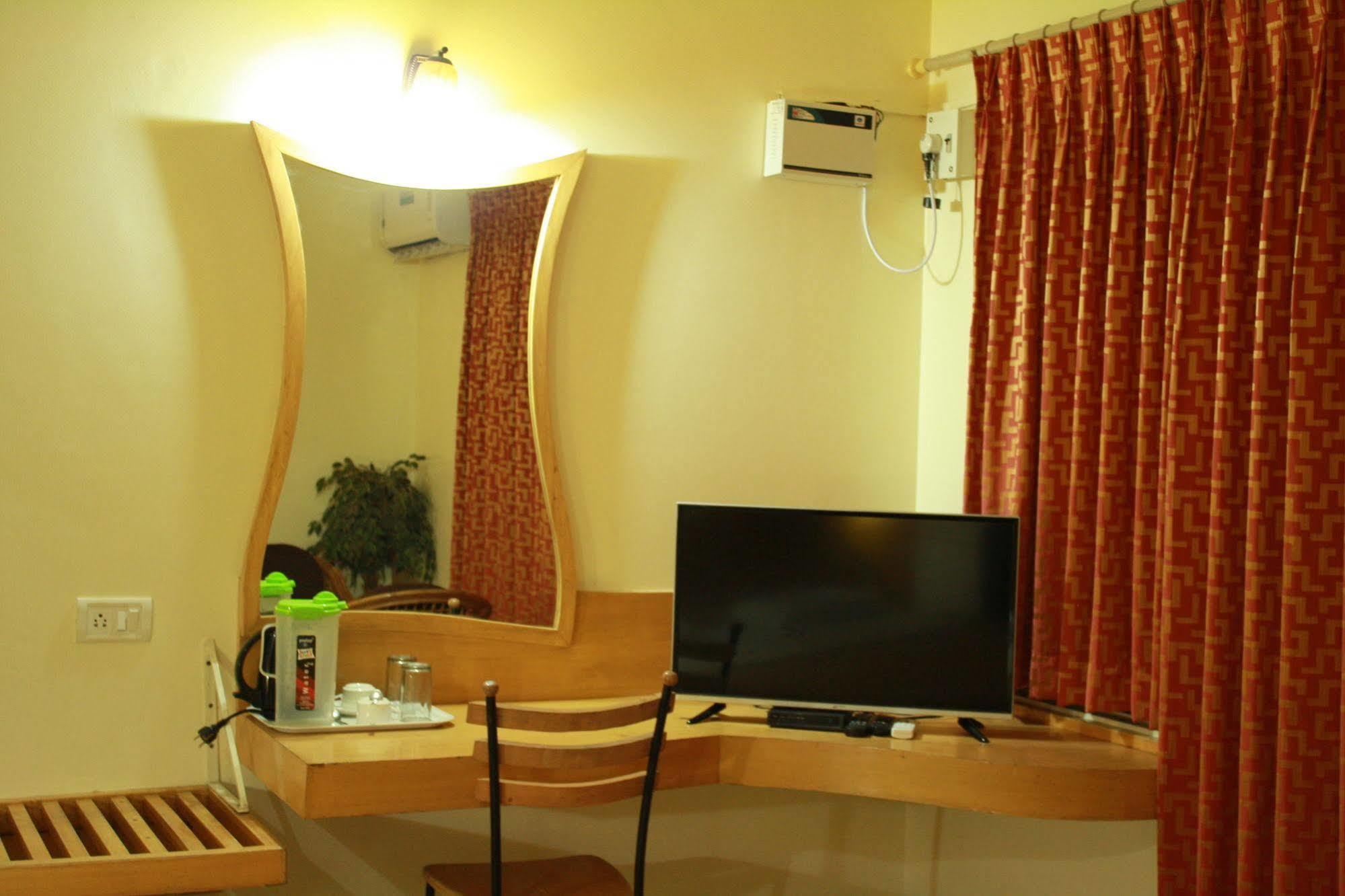 Tom'S Hotel Bangalore Buitenkant foto