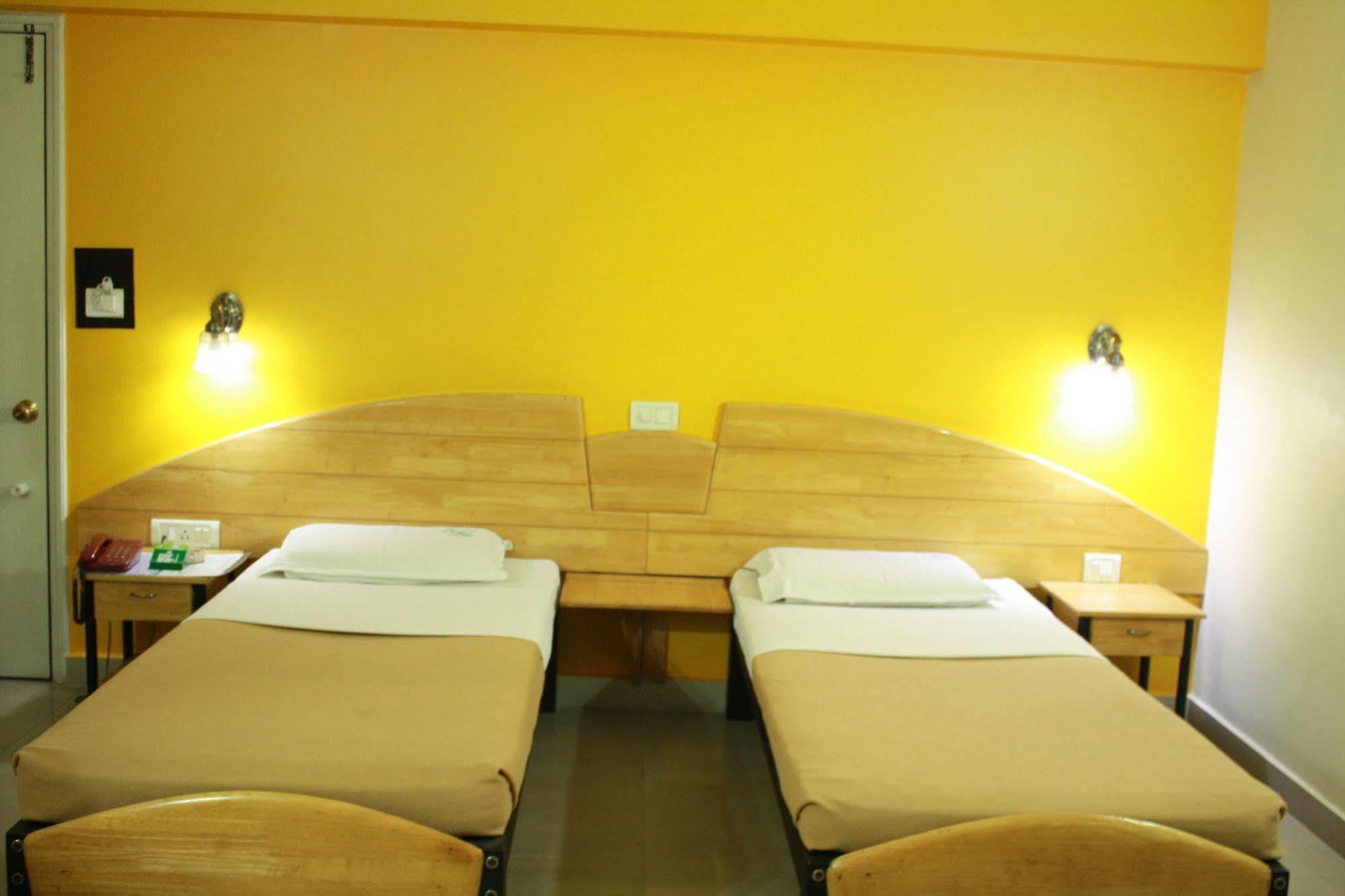 Tom'S Hotel Bangalore Buitenkant foto