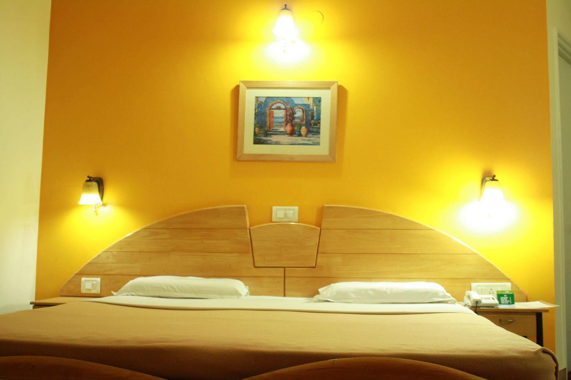 Tom'S Hotel Bangalore Buitenkant foto