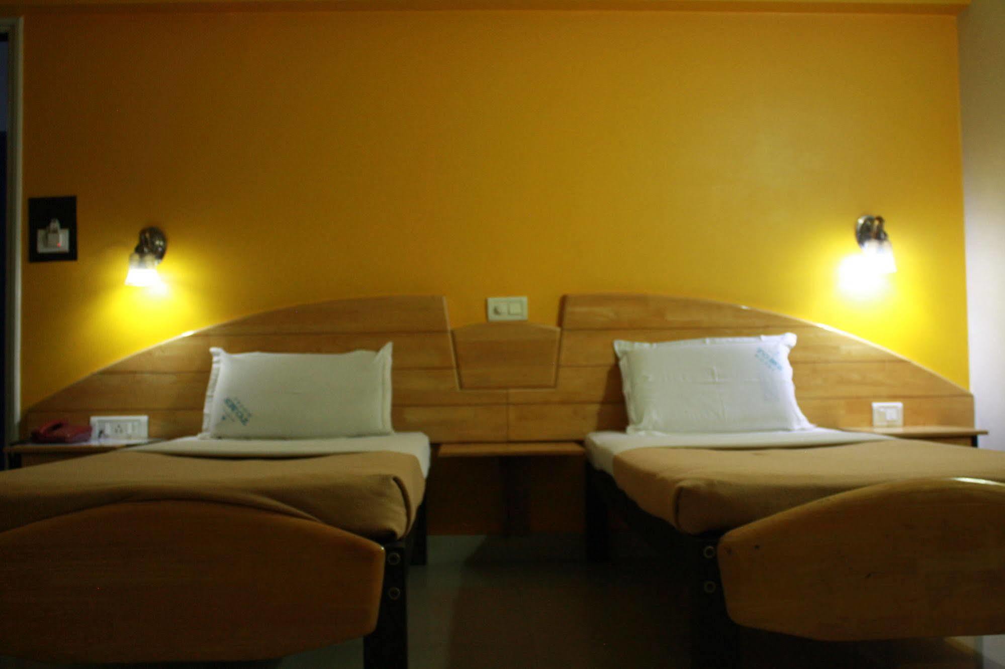 Tom'S Hotel Bangalore Buitenkant foto