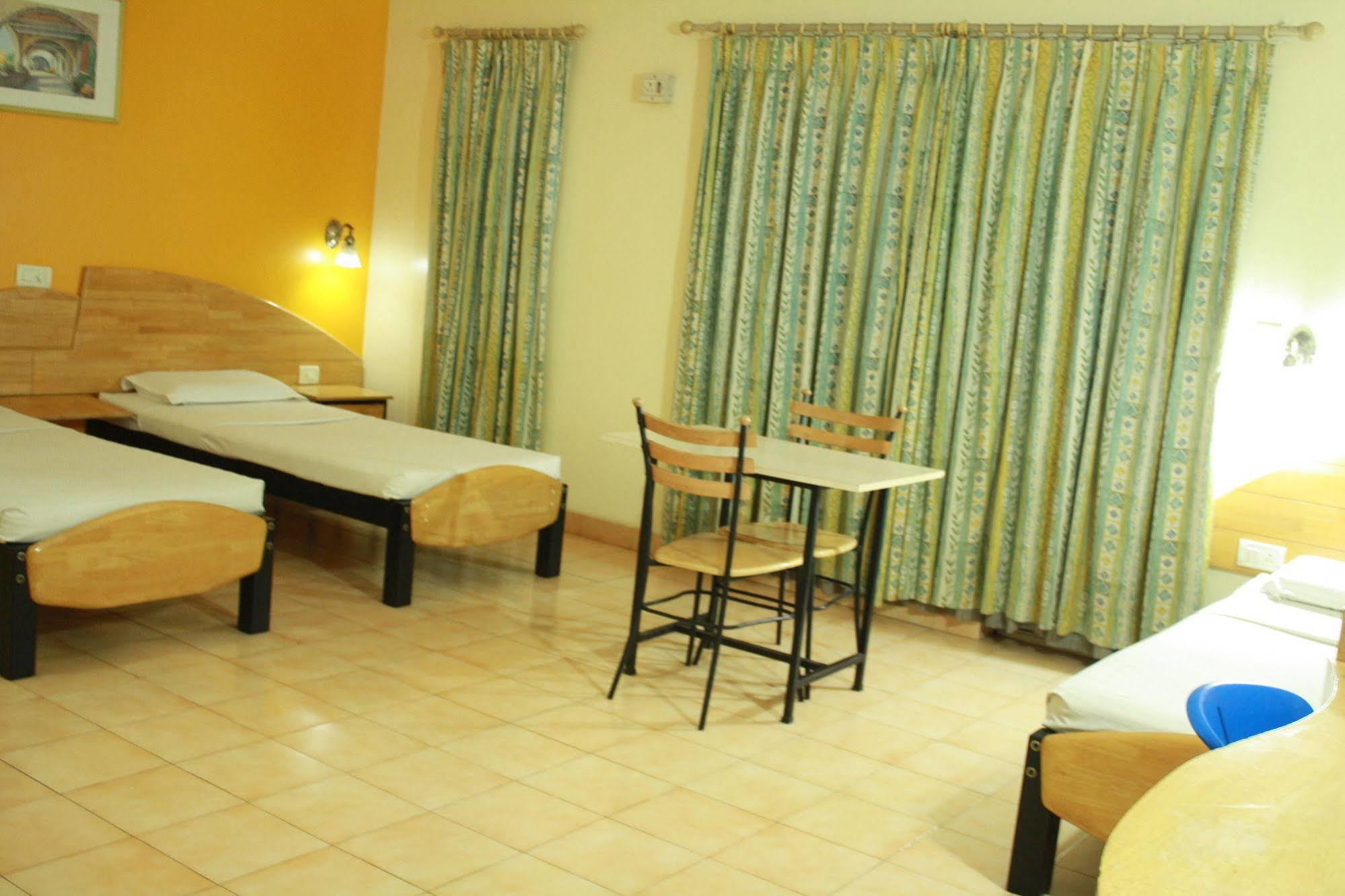 Tom'S Hotel Bangalore Buitenkant foto