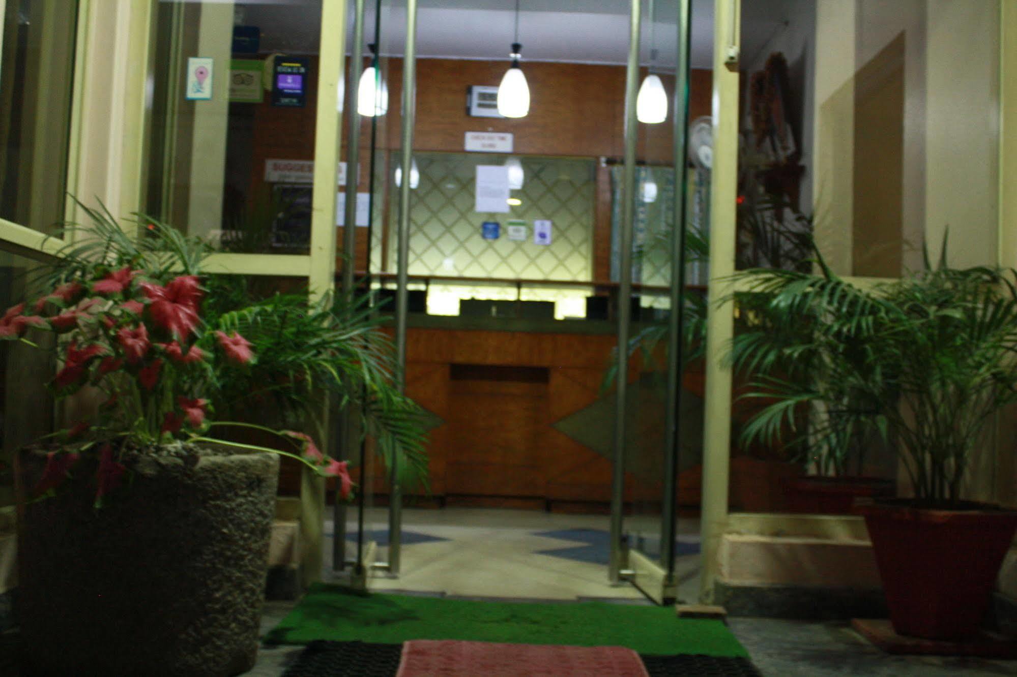 Tom'S Hotel Bangalore Buitenkant foto